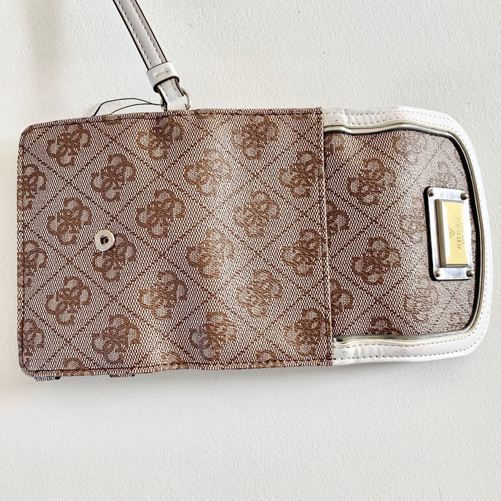 New! GUESS Vintage Skya Phone Wristlet - Picture 9 of 10